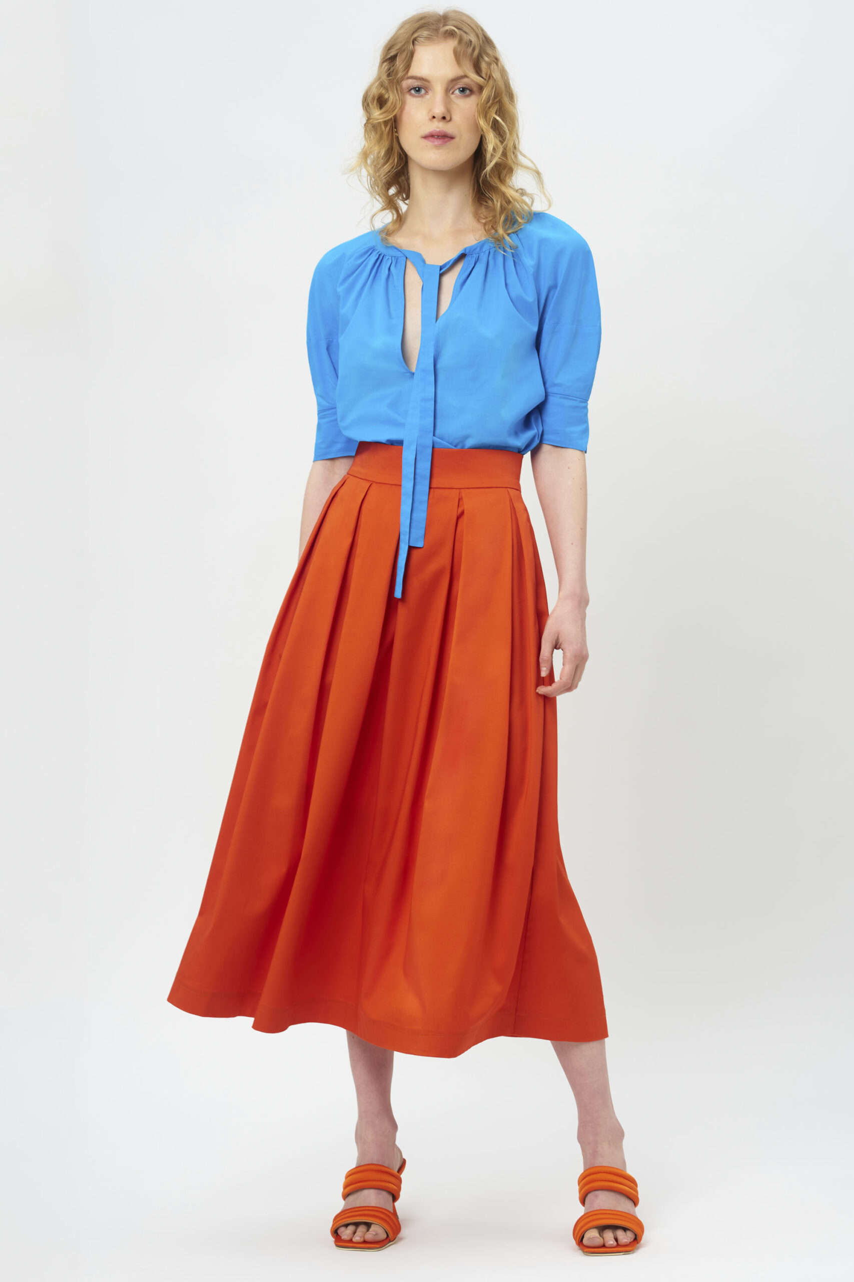 spódnica z kontrafałdami, ksieżniczkowa, stercząca, dobrze sie układa, długość midi, szeroka, gęsto namarszczona, pomarańczowa, wyrazisty kolor, elegancka, do trampek, do obcasów